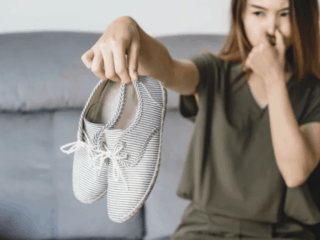 Hôi chân thường xuất phát từ mồ hôi, giày kín, tất ẩm và vi khuẩn tích tụ trên bàn chân.