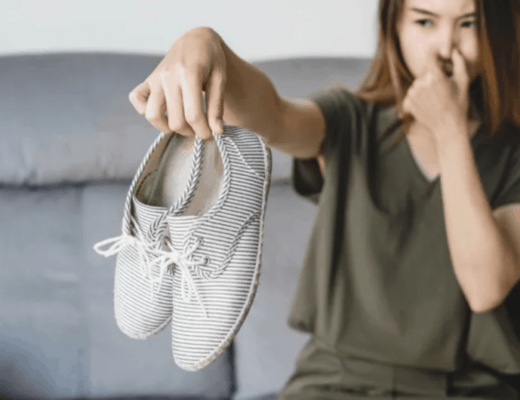 Hôi chân thường xuất phát từ mồ hôi, giày kín, tất ẩm và vi khuẩn tích tụ trên bàn chân.