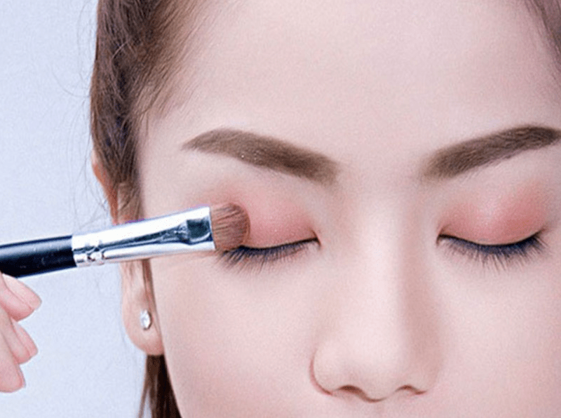Chân mày gọn và mắt nhẹ giúp gương mặt rõ nét nhưng không quá cầu kỳ