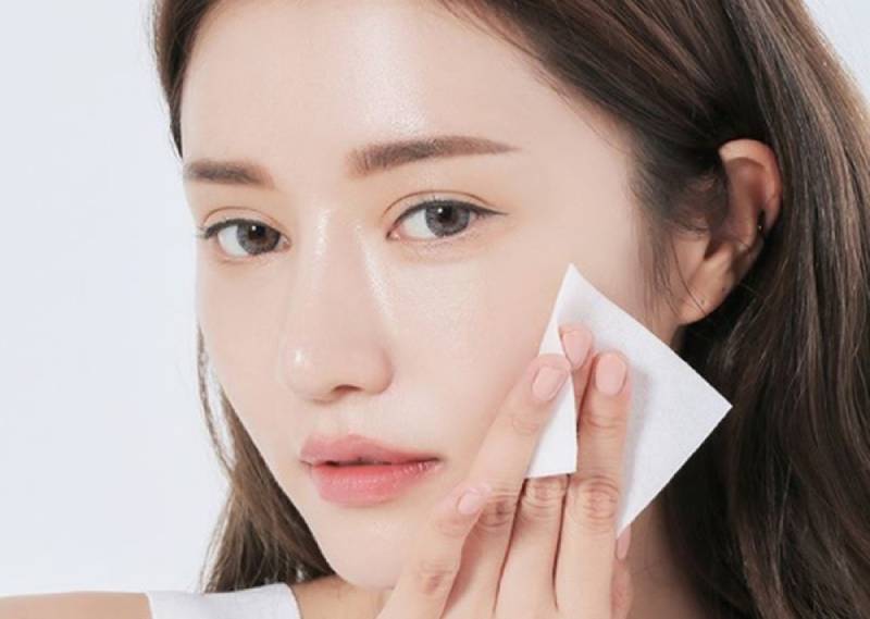 Giữ lớp trang điểm bền đẹp cần dưỡng da đúng, phủ phấn mỏng và dặm lại hợp lý