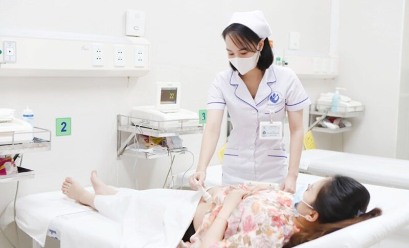 Nên đi khám khi que thử dương tính, dấu hiệu không rõ ràng kéo dài hoặc có biểu hiện bất thường như đau bụng dữ dội, ra máu nhiều.